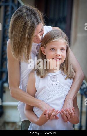 Palma de Majorque, Îles Baléares, Espagne. 06Th Aug 2015. Reine espagnole Letizia (L) pose avec sa fille l'Infante Sofia d'Espagne au cours du traditionnel photocall de la famille royale au début de leurs vacances d'été au palais de Marivent à Palma de Majorque, Îles Baléares, Espagne, 03 août 2015. Photo : Patrick van Katwijk/ POINT DE VUE - PAS DE FIL - SERVICE/dpa/Alamy Live News Banque D'Images