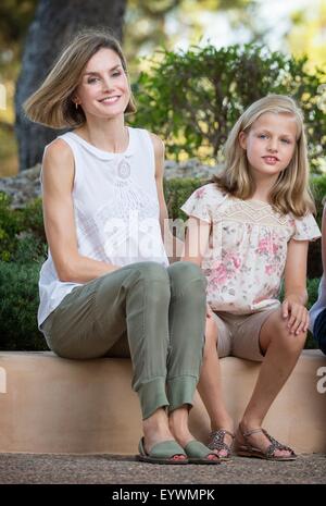 Palma de Majorque, Îles Baléares, Espagne. 06Th Aug 2015. Reine espagnole Letizia (L) pose avec sa fille Leonor, Princesse des Asturies, au cours du traditionnel photocall de la famille royale au début de leurs vacances d'été au palais de Marivent à Palma de Majorque, Îles Baléares, Espagne, 03 août 2015. Photo : Patrick van Katwijk/ POINT DE VUE - PAS DE FIL - SERVICE/dpa/Alamy Live News Banque D'Images