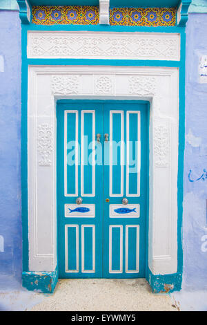 Belle porte bleue ornement de forme si typique pour la Tunisie, Hammamet Banque D'Images