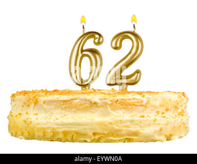 Gâteau d'anniversaire avec des bougies nombre soixante deux isolé sur fond blanc Banque D'Images