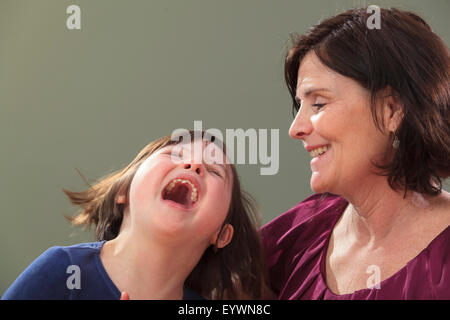 Petite fille avec le syndrome de rire avec sa maman Banque D'Images