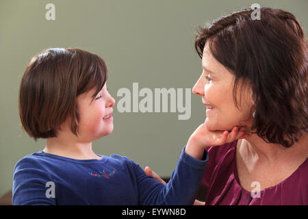 Petite fille avec le syndrome de jouer avec sa maman Banque D'Images