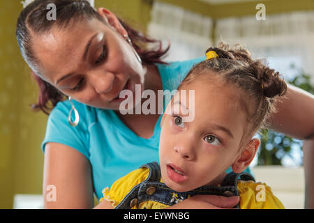 Mother holding petite fille atteinte de paralysie cérébrale Banque D'Images