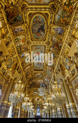 Le grand hall d'accueil avec des fresques et plafond orné de Paul Baudry, Opéra Garnier, Paris, France, Europe Banque D'Images