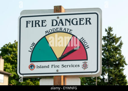 Un signe à Friday Harbor sur l'île San Juan avertit d'un risque élevé d'incendie en raison de fortes chaleurs en été. Banque D'Images
