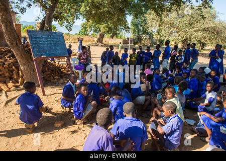 L'école primaire sur une rue poussiéreuse avec de nombreux enfants, le Parc National de Liwonde, Malawi, Afrique Banque D'Images