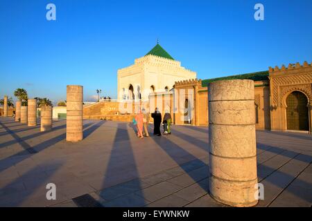 Garde royale de service au Mausolée de Mohammed V, Rabat, Maroc, Afrique du Nord, Afrique Banque D'Images