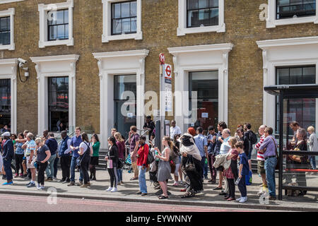 Personnes en attente d'un autobus à Southwalk, Londres. Banque D'Images