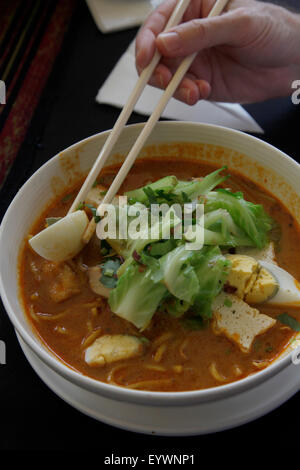 Laksa traditionnel ragoût dans un restaurant à Kuching, Malaisie, Bornéo, en Asie du Sud-Est, l'Asie Banque D'Images