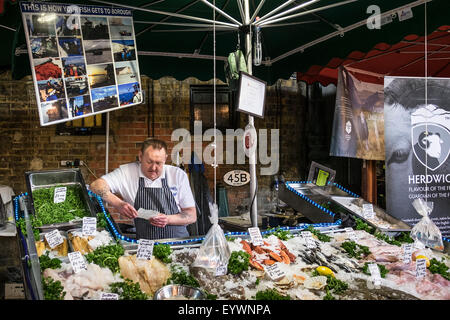 Un fismongers à Borough Market à Londres. Banque D'Images