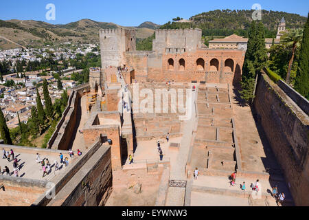 Vue sur la Plaza de Armas de Torre de la Vela (Watch Tower) dans l'Alcazaba, Palais de l'Alhambra complexe, Grenade, Andalousie, Espagne Banque D'Images