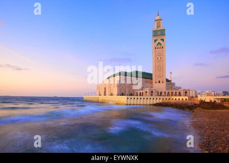 L'extérieur de la Mosquée Hassan II et le littoral au crépuscule, Casablanca, Maroc, Afrique du Nord, Afrique Banque D'Images