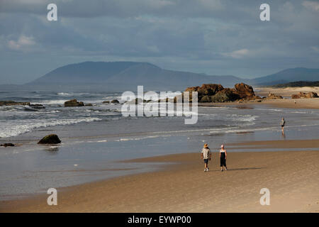 La nage et la marche à la Lighthouse Beach à Port Macquarie en Nouvelle Galles du Sud, Australie, Pacifique Banque D'Images