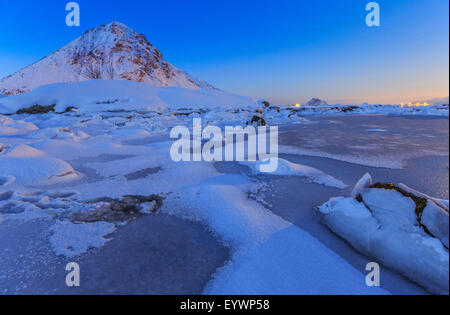 Réflexions de pleine lune dans la mer gelée, Lyngedal, îles Lofoten, Norvège, de l'Arctique, Scandinavie, Europe Banque D'Images