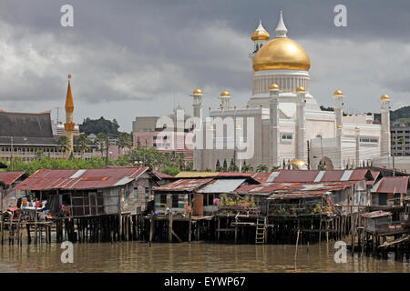 Bateaux et de l'eau village avec mosquée Omar Ali Saifuddien à Bandar Seri Begawan, Brunei, en Asie du Sud-Est, l'Asie Banque D'Images