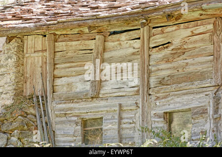 Vieux bois ruiné sheppard dans Parc National du Gran Paradiso. Vallée d'Aoste. Graian Alps. L'Italie. Banque D'Images