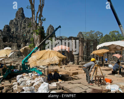 Travaux de restauration à l'Angkor Wat parc archéologique, l'UNESCO, Siem Reap, Cambodge, Indochine, Asie du Sud-Est, l'Asie Banque D'Images