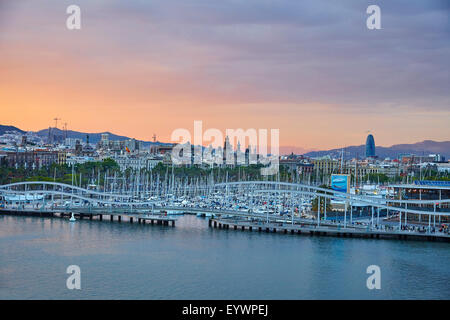 Port de plaisance de Barcelone au coucher du soleil, Barcelone, Catalogne, Espagne, Europe Banque D'Images