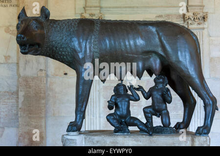 Elle Loup sculpture datant du 5e siècle avant J.-C., Romulus et Remus probablement ajoutées plus tard, Musée Capitolini, Rome, Latium, Italie Banque D'Images