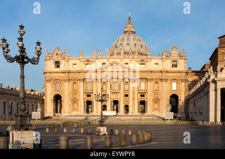 St Pierre et la Piazza San Pietro, au petit matin, la Cité du Vatican, Site du patrimoine mondial de l'UNESCO, Rome, Latium, Italie, Europe Banque D'Images