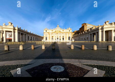 St Pierre et la Piazza San Pietro, au petit matin, la Cité du Vatican, Site du patrimoine mondial de l'UNESCO, Rome, Latium, Italie, Europe Banque D'Images