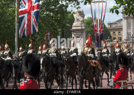 Détachement de montent la garde dans le Mall, en route vers une parade des la couleur, Londres, Angleterre, Royaume-Uni, Europe Banque D'Images