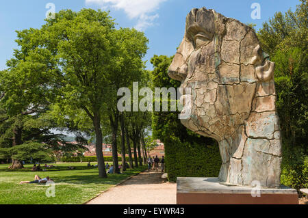 La tête monumentale par Igor Mitora dans les jardins de Boboli, Florence, Toscane, Italie, Europe Banque D'Images