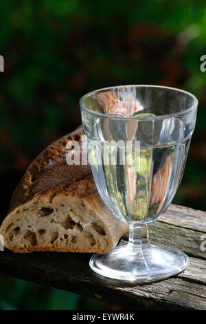 Du pain et un verre d'eau pendant le Carême, Haute-Savoie, France, Europe Banque D'Images