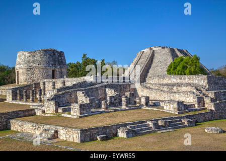 Temple circulaire à gauche à l'arrière, et Castillo de Kukulcan à droite, Mayapan, site archéologique maya, Yucatan, Mexique Banque D'Images