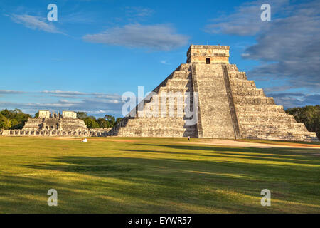 El Castillo (Pyramide de Kulkulcan), Chichen Itza, Site du patrimoine mondial de l'UNESCO, Yucatan, Mexique, Amérique du Nord Banque D'Images