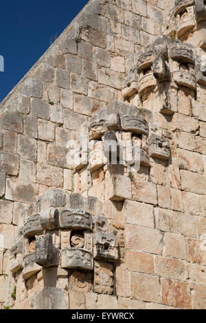 Dieu de la pluie Chac masques en pierre, Pyramide du Magicien, Uxmal, site archéologique maya, l'UNESCO, Yucatan, Mexique Banque D'Images