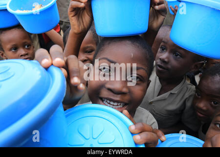 La distribution de repas à l'école primaire, Adjalle, Togo, Afrique de l'Ouest, l'Afrique Banque D'Images
