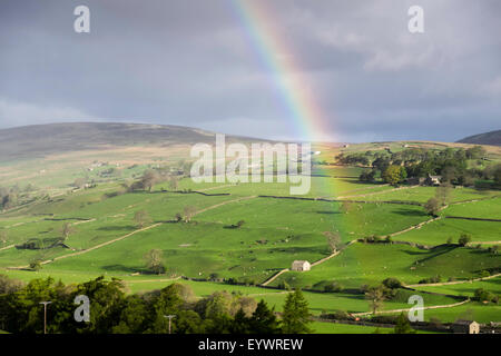 Un arc-en-ciel sur la campagne de Swaledale, Yorkshire, Yorkshire, Royaume-Uni, Europe Banque D'Images