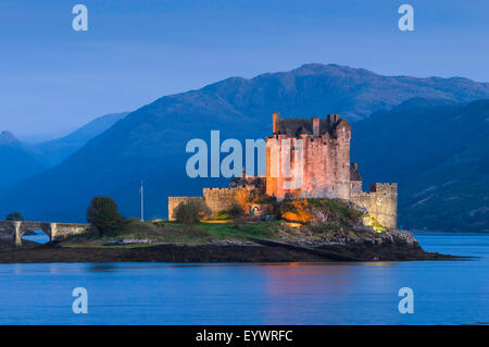 Le Château d'Eilean Donan illuminée la nuit sur Loch Duich, Ecosse, Royaume-Uni, Europe Banque D'Images