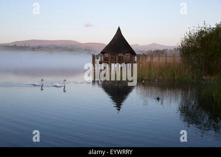 Llangorse Lake et à l'île de Crannog morning mist, Llangorse, parc national de Brecon Beacons, Powys, Pays de Galles, Royaume-Uni, Europe Banque D'Images