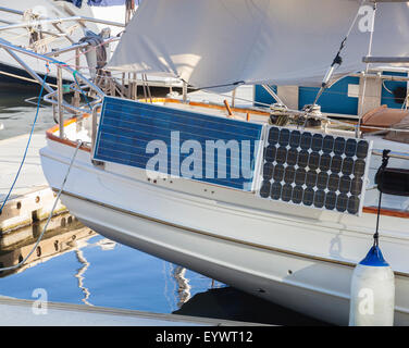 Des panneaux solaires sur un yacht Banque D'Images