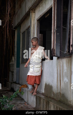 Un jeune garçon moine bouddhiste. S. E. Asie Thaïlande Banque D'Images