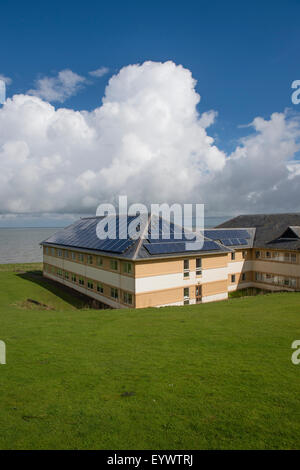 Panneaux solaires installés en violation de leurs propres règles et lignes directrices de planification sur le toit du siège du Conseil du comté de Ceredigion, pays de Galles, Royaume-Uni. Aberaeron Jeudi 7 mai 2015 Banque D'Images