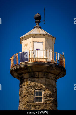 Lantern en haut de la jetée est un phare. Whitby. North Yorkshire Banque D'Images