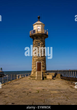 Le phare sur l'Est de la jetée Est. Whitby, North Yorkshire. Banque D'Images