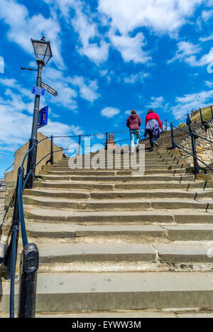 Les touristes l'ascension de la 199 marches pour atteindre l'église St Mary. Banque D'Images