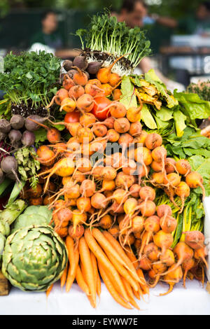 Peashoots sur le dessus de la Golden Harvest Festival en betterave plateau. Banque D'Images