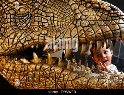 Londres, Royaume-Uni. 3 Août, 2015. Trois ans Noah Wiles pose avec un modèle en fibre de verre d'un Tyrannosaurus Rex à Christie's Auction House de Londres, UK Lundi, 3 août 2015. La pièce devrait pour £15000 quand il s'agit d'une vente aux enchères, dans le cadre de la vente hors de l'ordinaire le 10 septembre. Credit : Luke MacGregor/Alamy Live News Banque D'Images