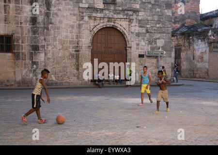 Les enfants jouent au soccer dans un carré vide dans la Vieille Havane, Cuba. Banque D'Images