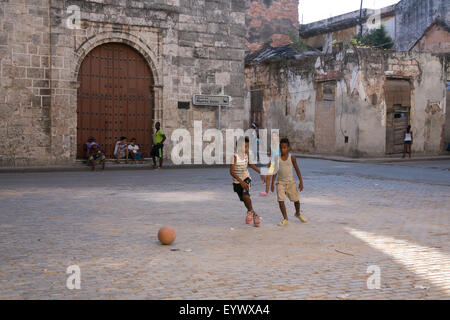 Les enfants jouent au soccer dans un carré vide dans la Vieille Havane, Cuba. Banque D'Images