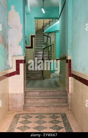 Dans la construction d'escalier dans la Vieille Havane, Cuba. Banque D'Images