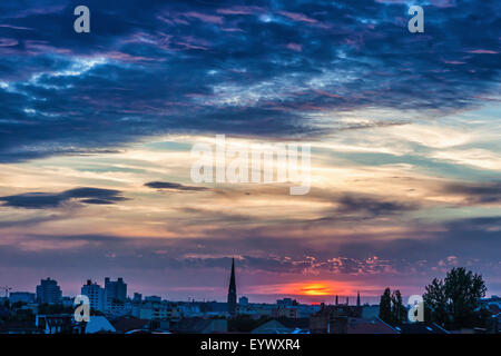 Berlin vue du coucher de soleil sur le toit de l'immeuble. Soirée spectaculaire paysage de capitale allemande Banque D'Images