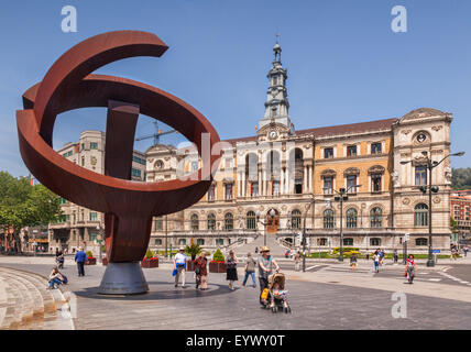 Sculpture par Jorge Oteiza, l'Alternative, ovoïdes et Hôtel de ville de Bilbao, Bilbao, Espagne Banque D'Images