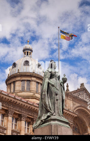 Statue de la reine Victoria et Birmingham Museum and Art Gallery, Victoria Square, Birmingham, West Midlands, England Banque D'Images