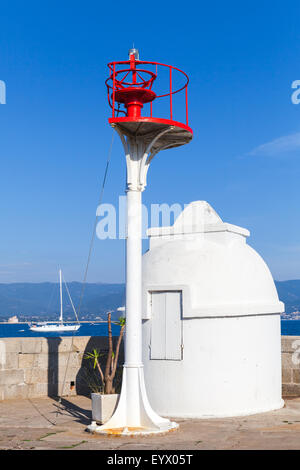 Jetée d'entrée marina Ajaccio avec tours phare rouge et blanc, Corse, France Banque D'Images